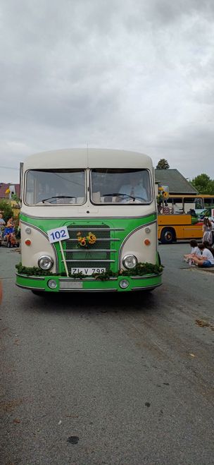 KVG Dreiländereck - https://www.kvg-zittau.de/  mit einem historische Bus H6B